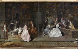 Tableau L’Enseigne de Gersaint d’Antoine Watteau, représentant une boutique d’art où des personnages élégants contemplent des peintures. Un portrait de Louis XIV est rangé dans une caisse, marquant la transition entre deux époques.