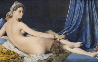Peinture classique représentant une femme nue allongée de dos sur des draperies, regardant par-dessus son épaule. Elle tient un éventail et est entourée d’étoffes luxueuses. L’ambiance est sensuelle, orientale, avec des tons doux et riches.
