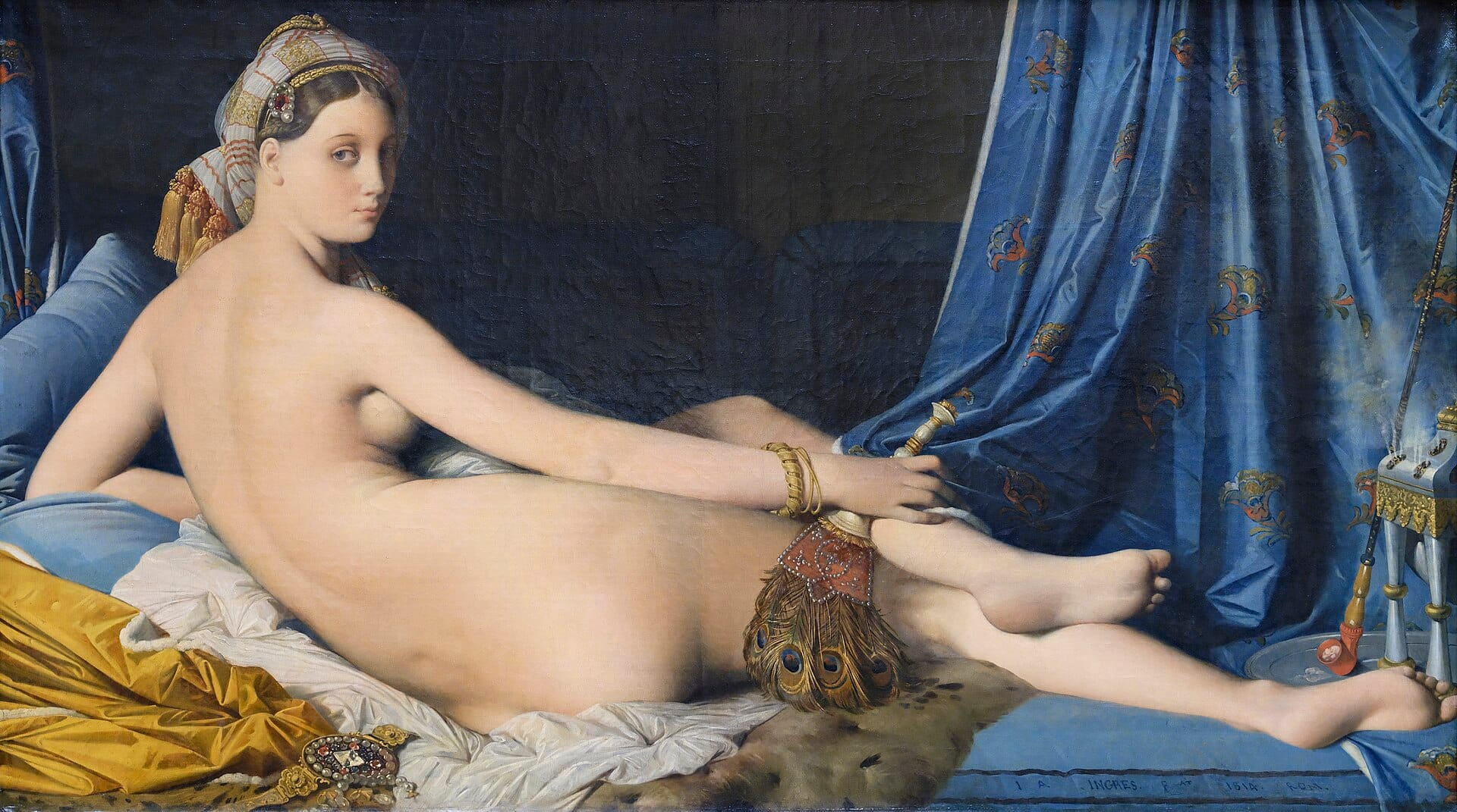Peinture classique représentant une femme nue allongée de dos sur des draperies, regardant par-dessus son épaule. Elle tient un éventail et est entourée d’étoffes luxueuses. L’ambiance est sensuelle, orientale, avec des tons doux et riches.