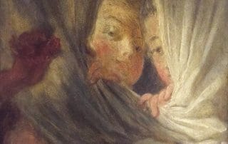 Peinture de Fragonard montrant deux jeunes femmes soulevant un rideau pour observer une scène invisible, dans une posture de curiosité espiègle et complice.
