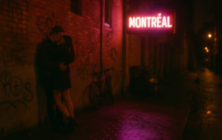 Couple embrassé flou contre un mur de briques sous un néon « Montréal » dans une ruelle de nuit, Plateau Montréal, ambiance sensuelle et cinématographique.