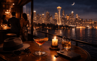 Table élégante dans un bar nocturne à Seattle avec cocktail, whisky et chapeau, vue sur la Space Needle illuminée et silhouettes raffinées en arrière-plan, évoquant une ambiance sensuelle et libertine.