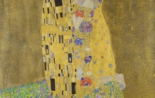 Le Baiser de Gustav Klimt, couple enlacé dans un manteau d’or, symbole de sensibilité, de vulnérabilité et d’abandon amoureux.